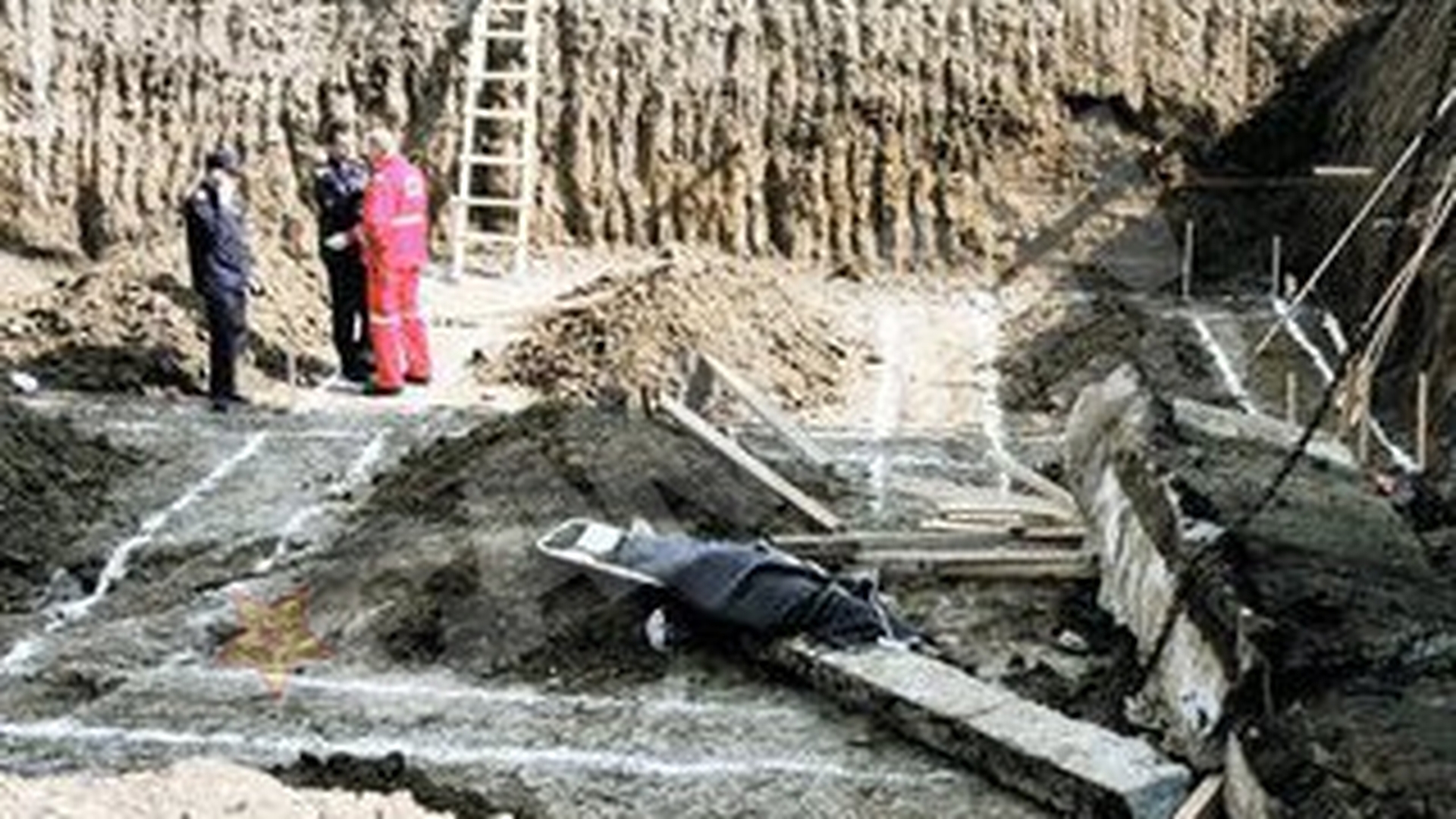 A murit strivit sub o tona de beton
