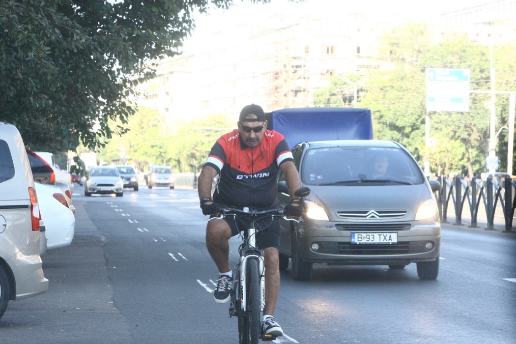 Marian Alecu și-a lăsat mașinile de colecție în garaj și a pedalat prin mijlocul Bucureștiului