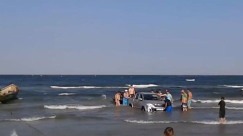 Situatie incredibila pe litoral! 15 oameni s-au chinuit sa scoata un jeep din mare!