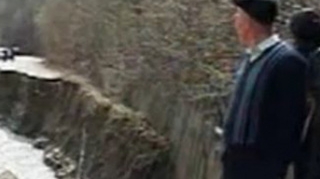 VIDEO 4.000 de locuitori din Vrancea sunt izolati de restul lumii din cauza ploilor abundente. Un drum judetean deja s-a surpat!