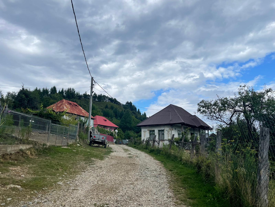 Perla României din perioada lui Ceaușescu a fost acoperită de gunoaie. Fascinanta poveste a Tisei, localitatea fără magazin din Vâlcea