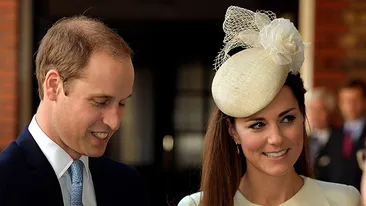 Prima iesire in lume a micului print! Cum au arătat Kate si William la botezul fiului lor! Ducesa a fost mai frumoasa ca oricand