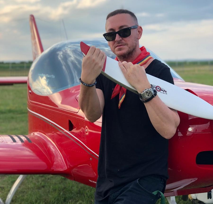 Gino Manzotti de la Dj Project, senzații tari cu un avion de acrobații!