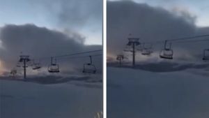 Imagini cu telecabina din Sinaia, care se mișca în bătaia vântului. Noi avertizări de vreme severă!