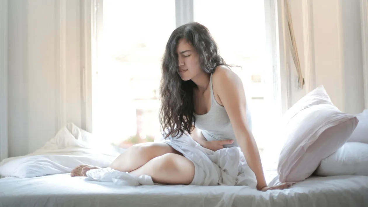 O tânără de 28 de ani s-a deformat din cauza durerilor. Medicii îi spuneau că e de la stres, dar analizele au spus adevărul