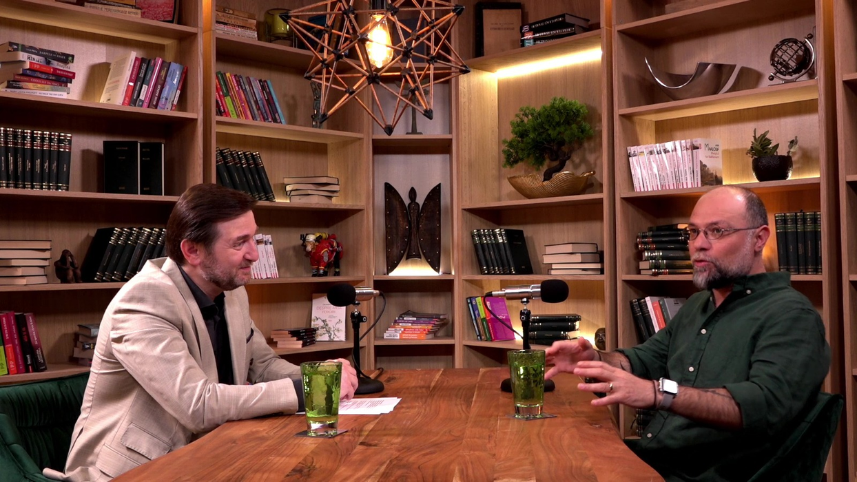 Podcastul integral cu Alexandru Conovaru poate fi urmărit pe canalul de YouTube "Altceva cu Adrian Artene" (Foto: captură video)