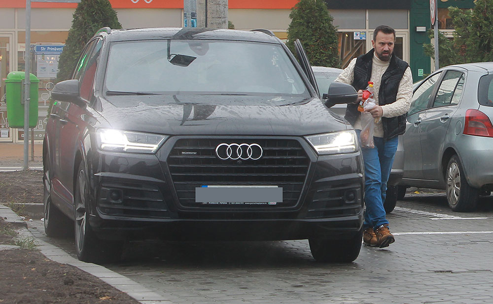 Titus Steel iese din mașină și se îndreaptă spre un supermarket