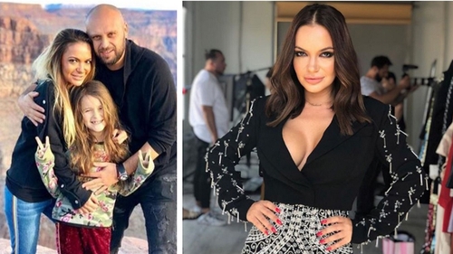 Andreea Antonescu, îndrăgostită lulea, deși nu a divorțat de Traian Spak. Cântăreața și noul iubit, surprinși sărutându-se cu patos. El e mai tânăr cu 10 ani și este un crai controversat