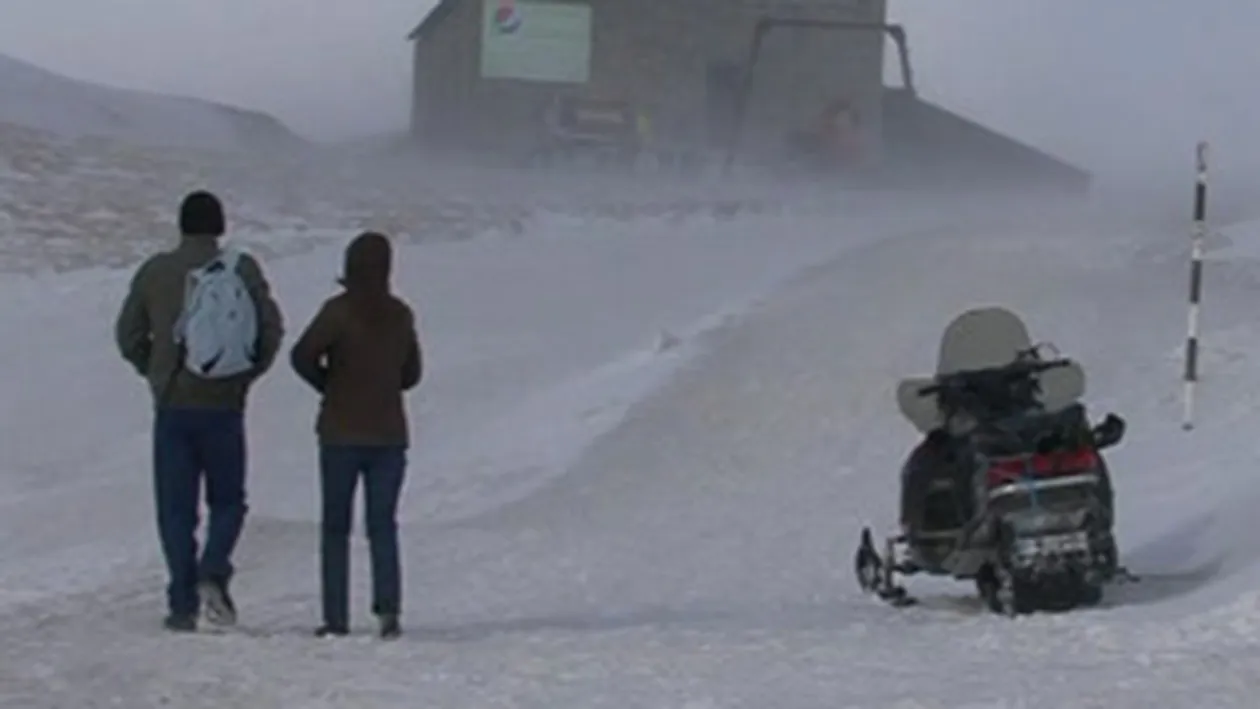 VIDEO Uite ce bate crivatul la munte! E viscol in Bucegi si ninge in statiunile montane!