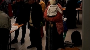 Un grup de țigani a băgat spaima într-o localitate din Brașov. Întorși de la cerșit din Anglia și Germania, romii au luat cu asalt primăria, nemulțumiți că nu primesc bani. “M-au amenințat că îmi vor da foc!”