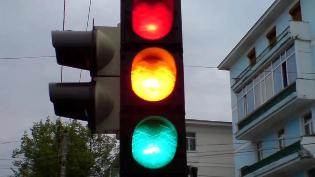 Amenda uriașă pe care o primesc șoferii care accelerează când văd culoarea galbenă a semaforului. Când ai voie să treci