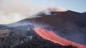 Explozii puternice pe Etna! A fost ridicat nivelul de alertă