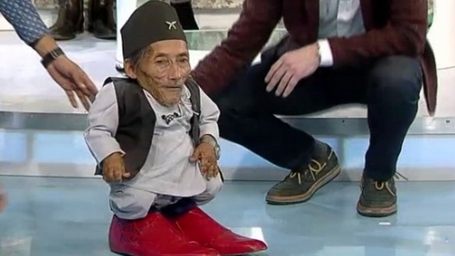 Cum arata cel mai scund om din lume langa Roxana Ciuhulescu: "Te rog sa nu te uiti sub fusta mea"