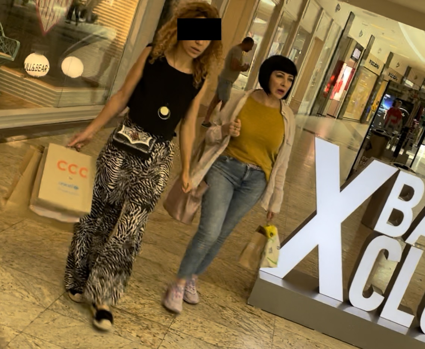 Neti a colindat prin mall, alături de o bună prietenă (Foto: CANCAN.RO)