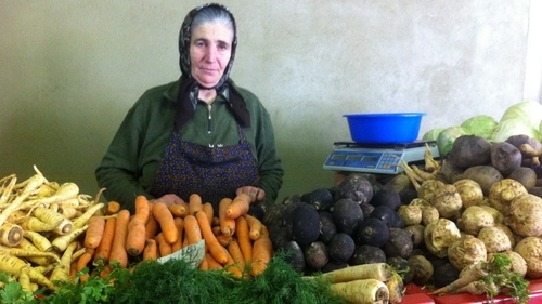 Muncesc pana mor pentru a-si intretine copiii si nepotii! Povestile triste ale bunicutelor care vand legume in Piata Obor