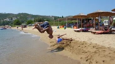 Poveste SF pe blogul lui Mircea Badea! King Julien s-a aruncat in cap din avion