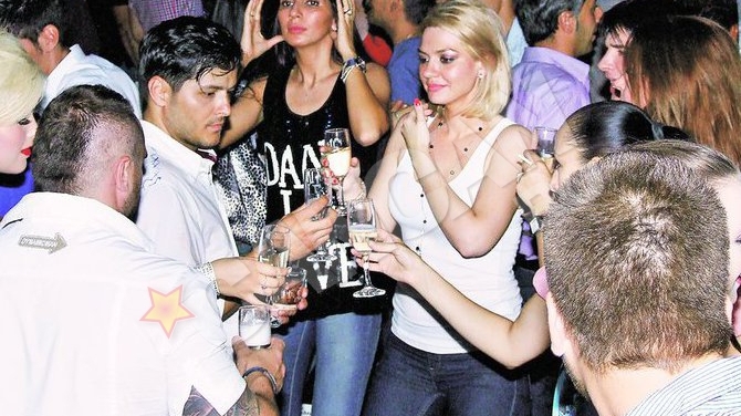Varciu s-a pipait pana dimineata cu o blonda sub ochii fostei iubite! Preludiu in club!