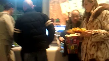 Roberta Anastase si-a scos blana si iubitul la film! Si-a umplut bratele cu nachos si popcorn!