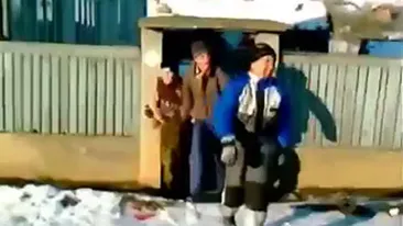 Mai tare de atat nu se poate! Trei tarani pe o sanie fac praf un gard in care se izbesc in plin - Vezi cum si-au riscat viata in gluma