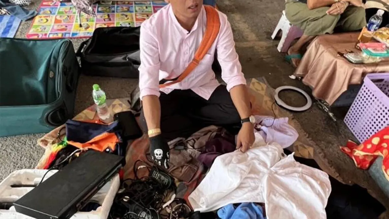 Fostul star al anilor '90 a ajuns să doarmă în stradă și să vândă haine second-hand pe marginea drumului