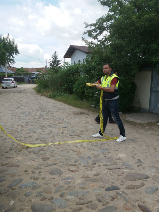 Polițiștii fac măsurători în zona unde a fost împușcat Paris