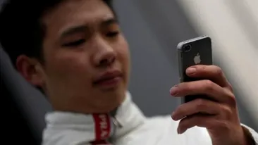 Un chinez a muşcat dintr-o baterie de iPhone ca să vadă dacă e reală şi i-a explodat în gură!