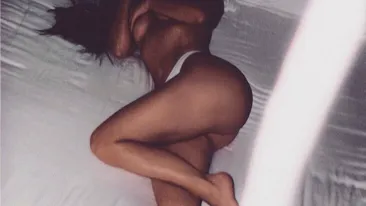 Kim Kardashian, goală, în pat. Reacţia incredibilă a unui fan!