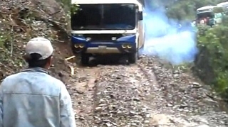 VIDEO socant: Cum arata un accident pe cel mai periculos drum din lume!