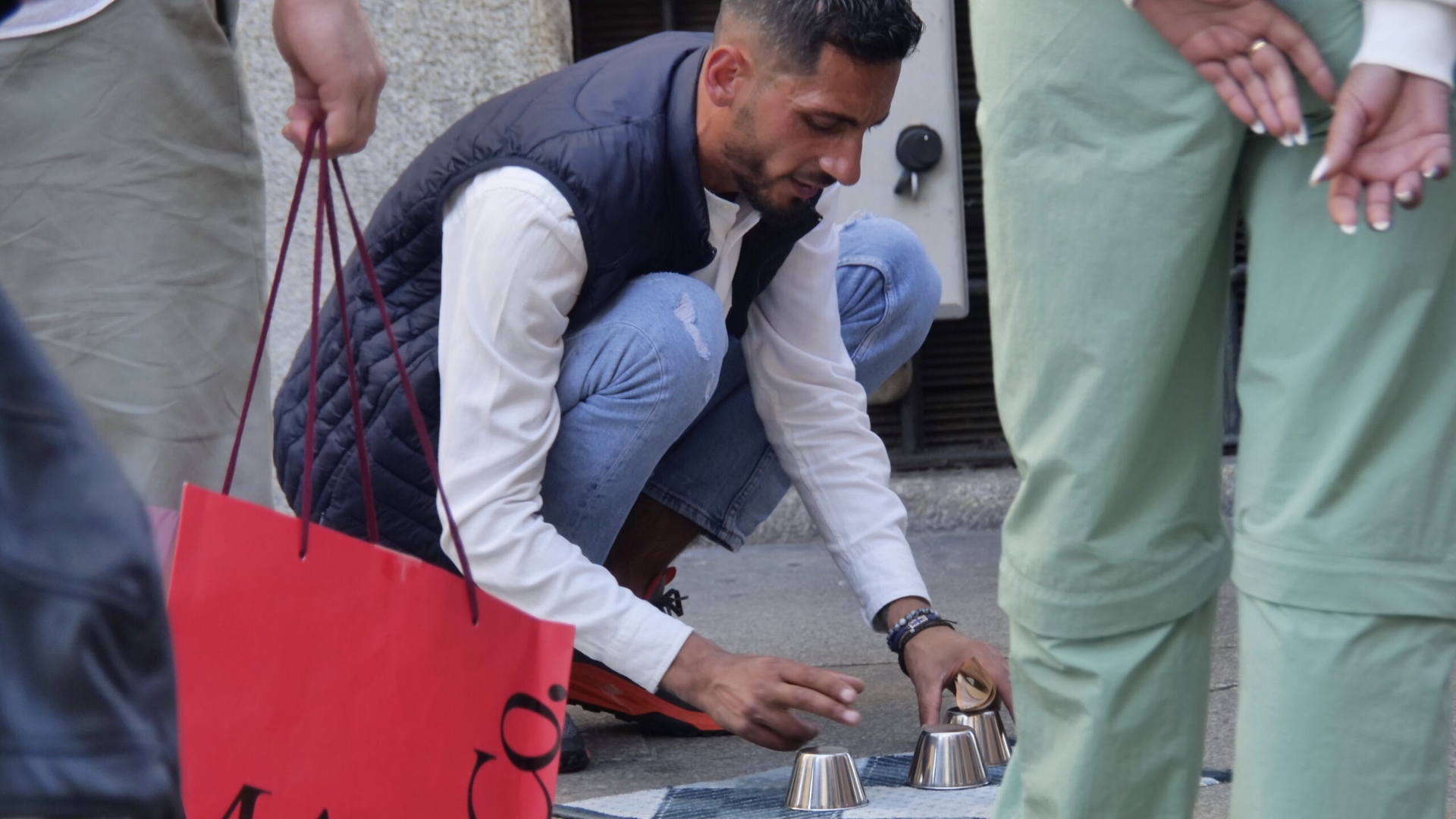 Alba-neagra, escrocheria care a plecat din târg și a ajuns în capitalele lumii. De ce este imposibil să câștigi la acest „joc de noroc”