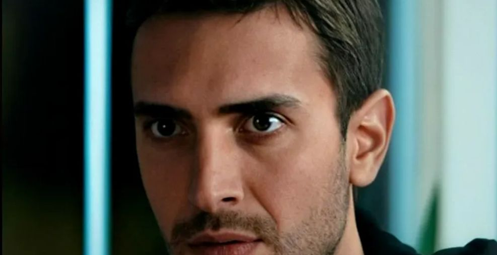 FOTO / Drama prin care a trecut un cunoscut actor turc. Și-a pierdut părinții când avea doar 16 ani