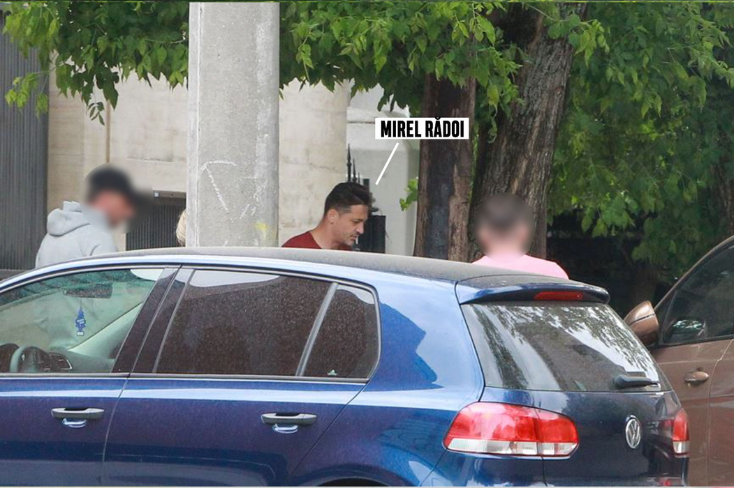 Mirel Rădoi și cei trei amici, lângă Bentley