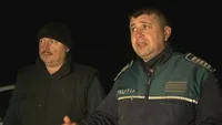 Trei poliţişti au suferit vătămări corporale, după ce au scos din flăcări un bărbat şi copiii acestuia 