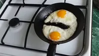 Greșeala pe care o fac majoritatea românilor când gătesc ouă-ochi. Ce trebuie să faci cu 2 minute înainte să le scoți din tigaie
