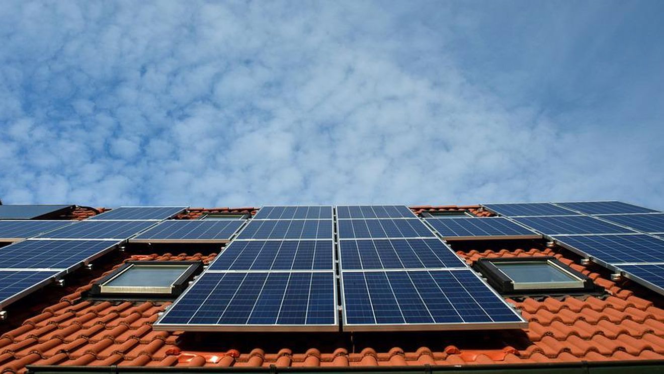 Vești bune pentru fermieri. Aceștia își vor putea instala panouri solare pe acoperișurile fermelor printr-un proiect finanțat de guvern