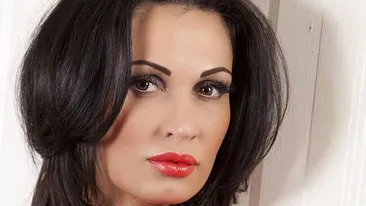 VIDEO Nicoleta Luciu, jefuita in aeroport! Uite reactia fabuloasa pe care au avut-o bruneta si dansatorii ei!