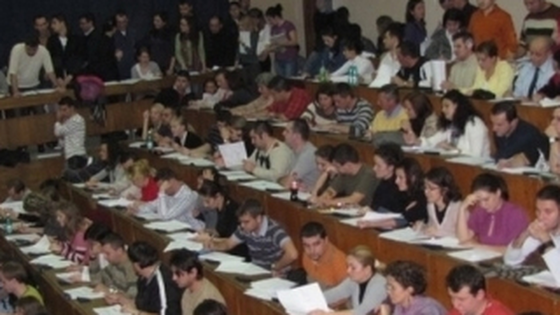 Concurenta acerba la Universitatea de Medicina si Farmacie din Targu Mures! Peste 100 de note de 10 la proba scrisa