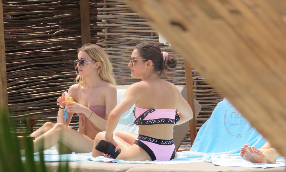Alexia Eram, ieşire la piscină cu prietenele
