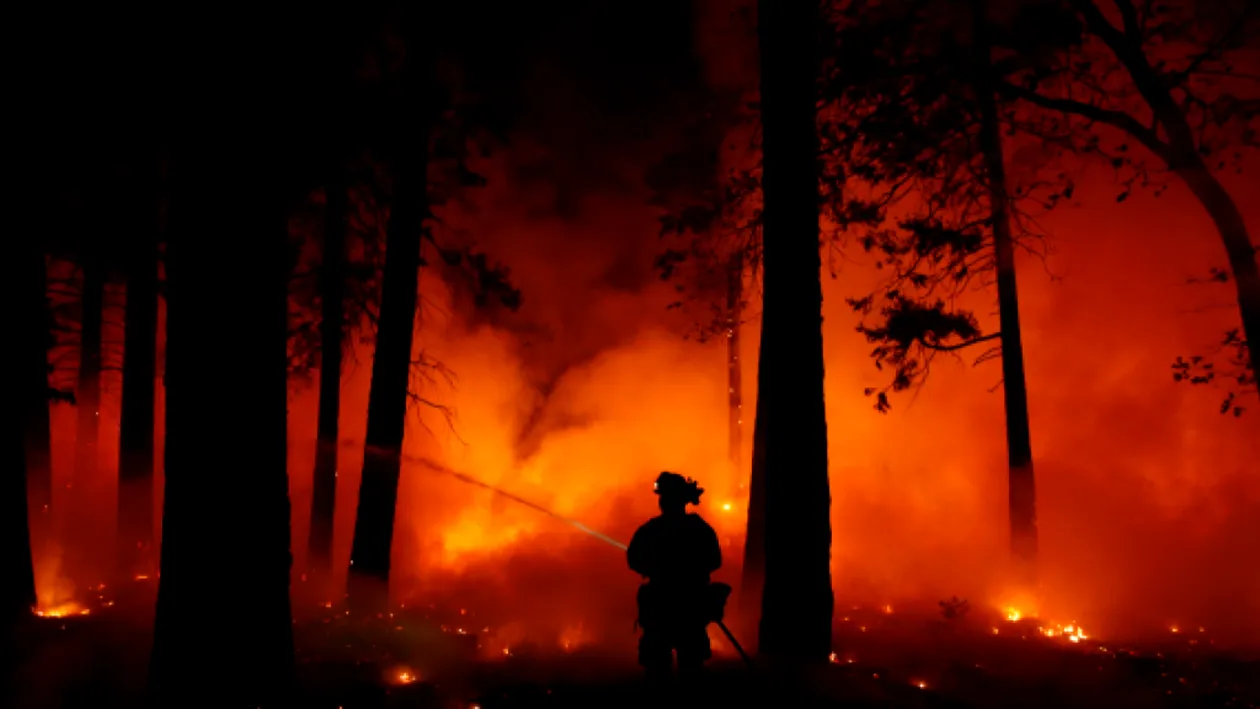 Dezastru în California. Cel puțin 42 de persoane au murit în incendiul devastator care a distrus un oraş | FOTO