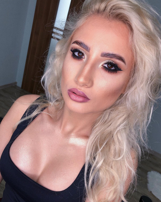 Claudia Puican, sexy-artista supranumită Paris Hilton din trending / Sursă foto: Facebook