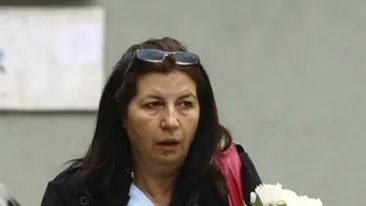 Actrita are interdictie sa se apropie de sotul ei si toate apelurile telefonice ii sunt respinse! Magda Catone se chinuie de patru luni sa treaca de amanta ca sa ajunga la patul lui Serban Ionescu