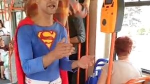 Ce idee a avut un cerșetor dintr-un tramvai din București! Călătorii s-au șocat când l-au văzut