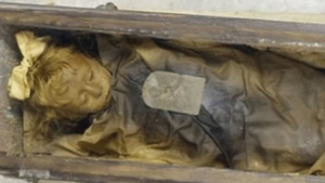 A murit de pneumonie în urmă cu 90 de ani! Ce au descoperit azi în sicriul fetiţei este cutremurător 