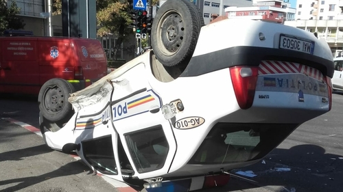 Accident cu mașina Poliției, în Pitești. Șoferul a fost rănit, în urma răsturnării autospecialei