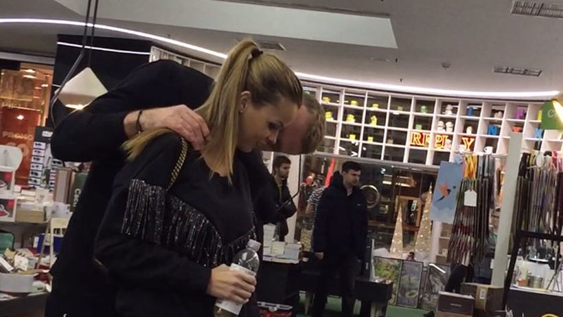 Fotbalistul pentru care Gigi Becali a pregătit milioanele a tăbărât pe Miss Slovacia în librărie! A pupat-o pe gât şi…