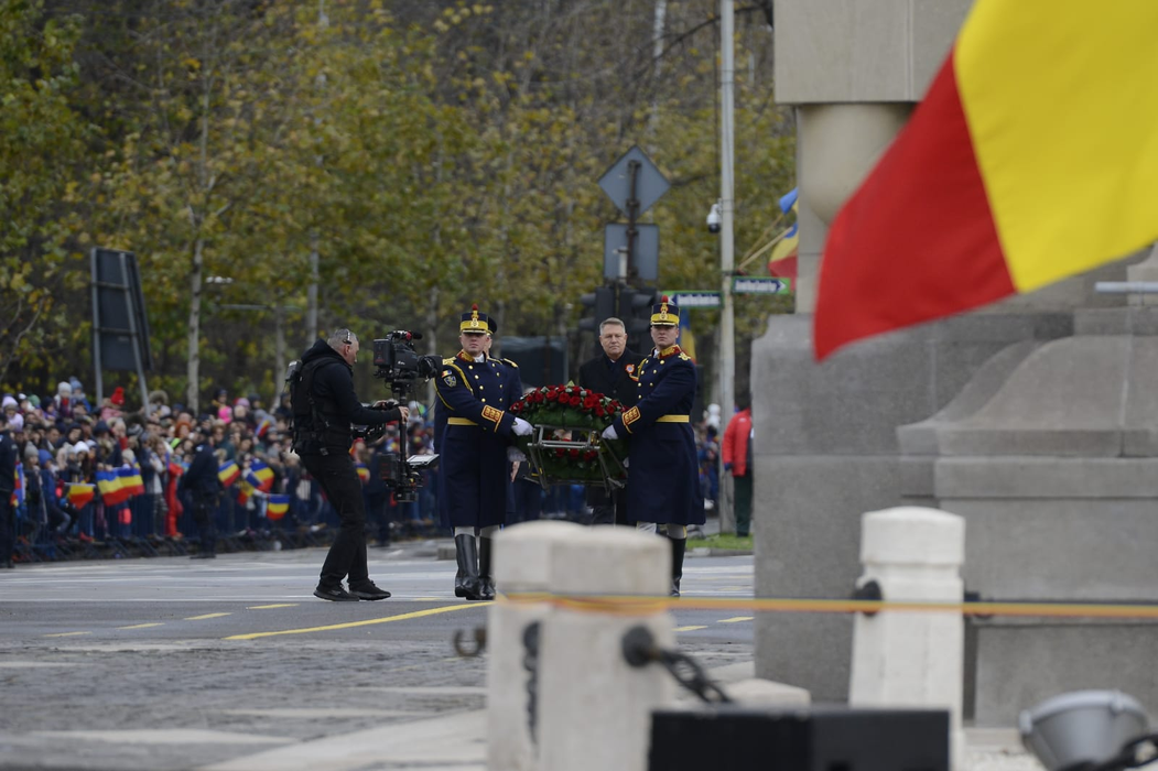 Klaus Iohannis a venit fără soția lui la parada militară din București. Gestul făcut de Carmen Iohannis pe Facebook înainte de Ziua Națională a României