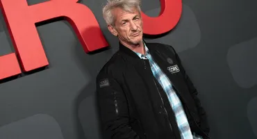 Sean Penn și iubita sa din Moldova, surprinși sărutându-se pe străzile din Madrid. Tânăra i-ar putea fi fiică