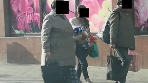 O mamă care cerşeşte cu bebeluşul în braţe, amendată de şase ori de poliţiştii locali