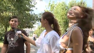 A patrulat pe strazile din Capitala in sutien! Ce vedeta din Romania i-a lasat pe bucuresteni cu gura cascata