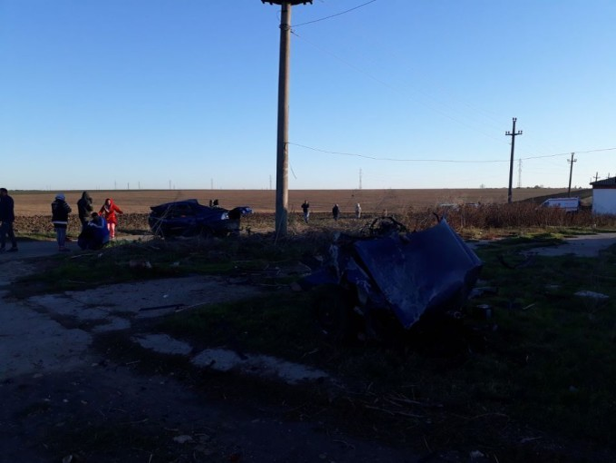 Accident grav în Mangalia! Un băiat de 16 ani a murit după ce a intrat cu maşina în stâlp.