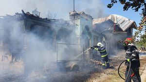 Incendiu puternic în Olt. Ard patru case în comuna Strejeşti